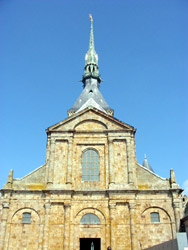 "La fl�che n�olithique du clocher �rig�e en 1897  et surmont�e par la statue en cuivre dor� de saint Michel"